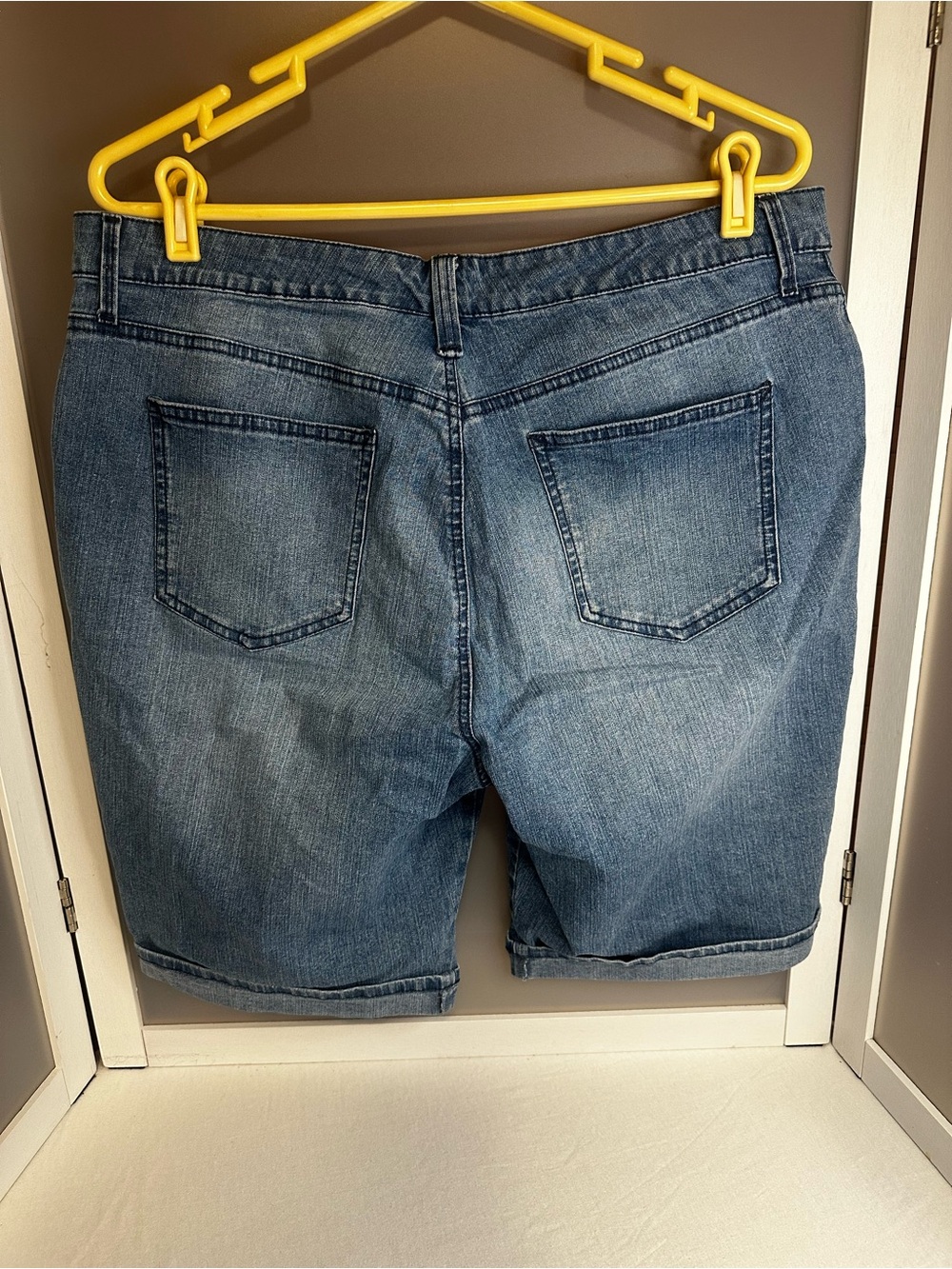 Gloria Vanderbilt women’s Denim Bermuda Shorts - Medium Blue Wash sz.14 - Picture 5 of 10